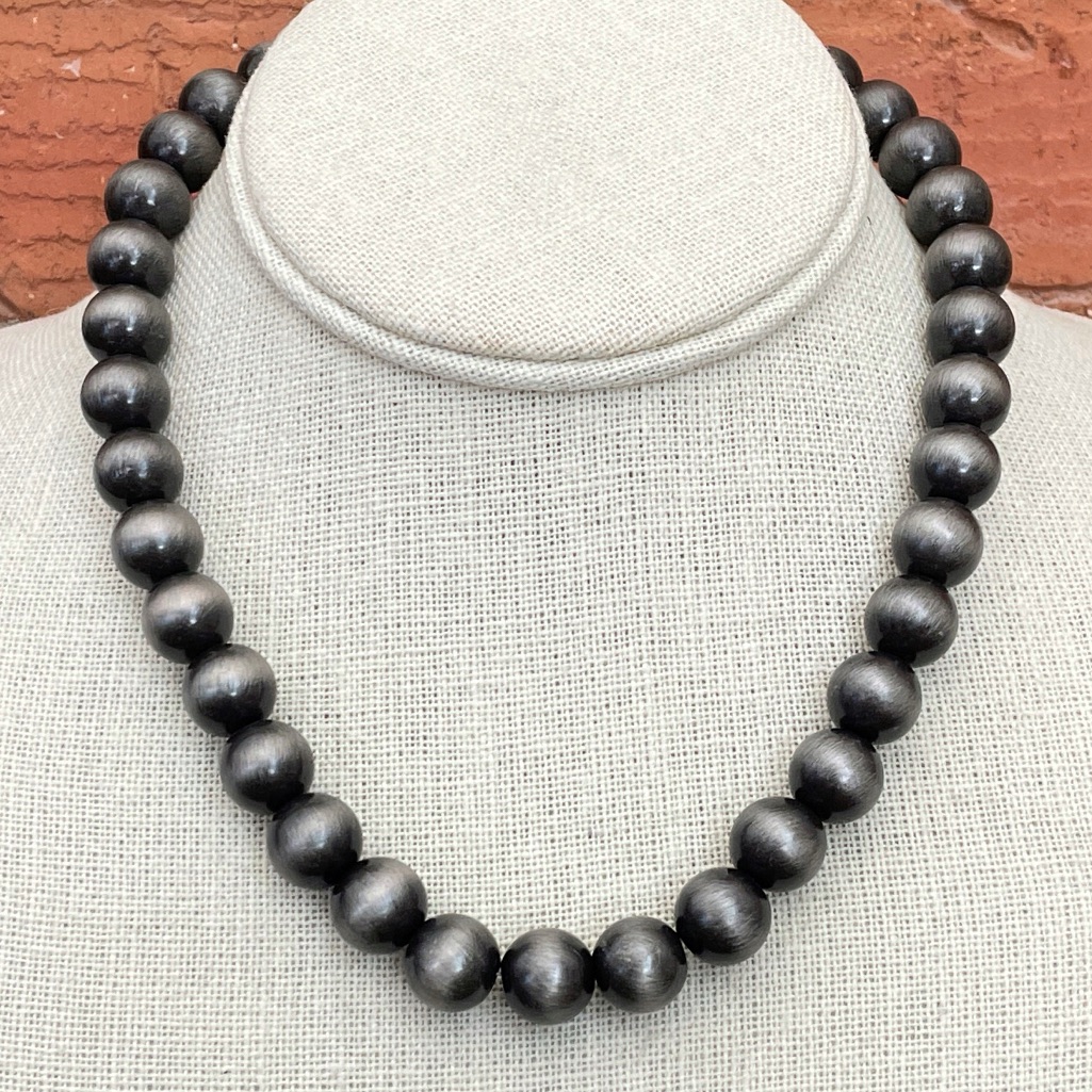 12mm Navajo Style Pearl Necklace 29$